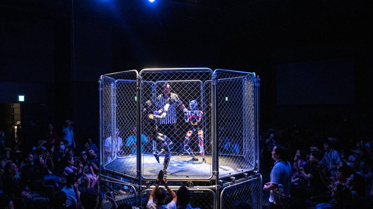 ¡Humano contra robot! Influencer protagoniza insólita pelea de MMA y termina en la lona