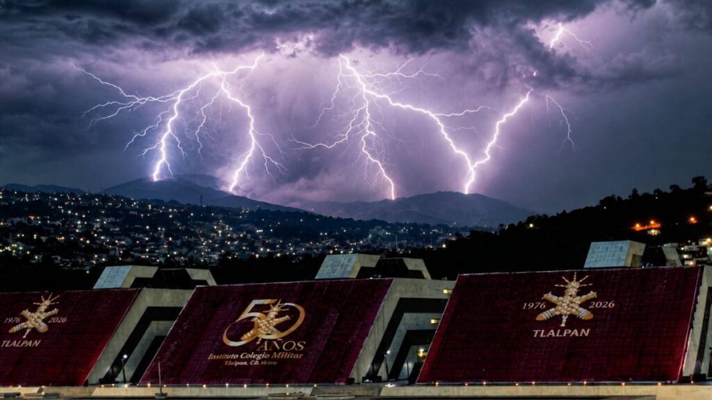 La imagen muestra el cielo nocturno sobre Tlalpan con el Popocatépetl e Iztaccíhuatl al fondo.