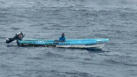 Marina rescata a pescador tras una semana a la deriva; estaba a 481 km de Huatulco