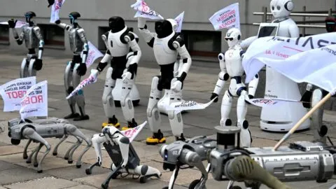 Robots "se manifiestan" en las calles de Polonia para exigir reglas para la IA