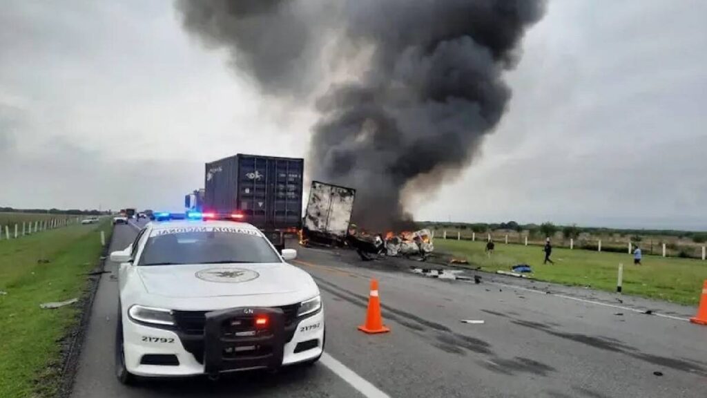 se-salva-de-milagro-escapa-de-choque-e-incendio-en-arco-norte