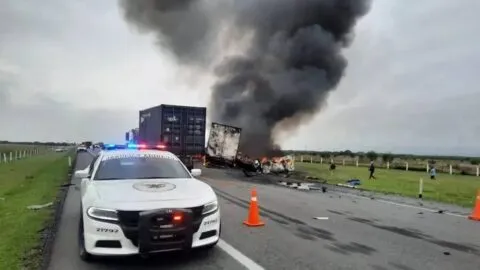 Se salva de milagro: escapa de choque e incendio en carretera de Hidalgo