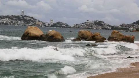 Ola sorprende a reportera mientras transmitía en Guaymas, Sonora