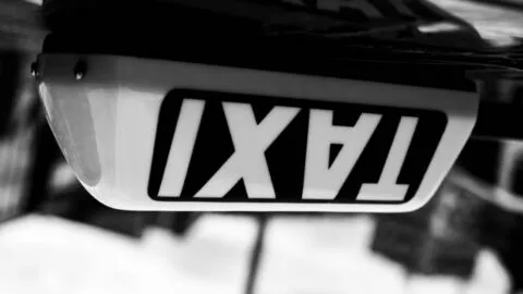 Taxi cae de puente y queda volcado en Periférico Norte; hay tráfico en la zona