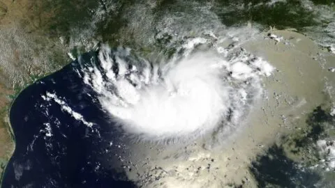 Edouard toca tierra como tormenta tropical entre Texas y Luisiana con fuertes lluvias y vientos