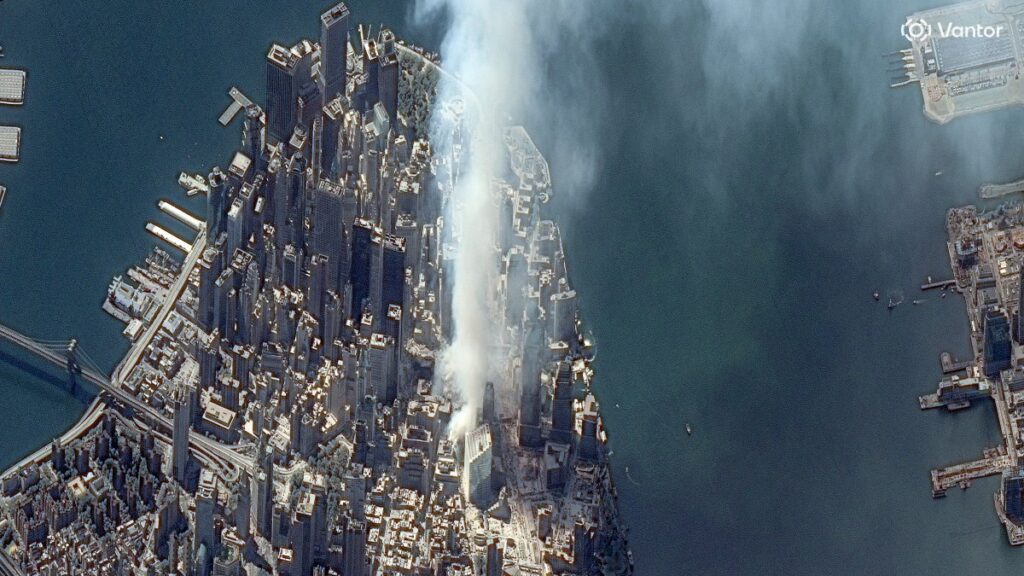 Una imagen satelital muestra una columna de humo elevándose desde el sitio del World Trade Center tras el impacto de dos aviones contra las torres en los atentados del 11 de septiembre, en la ciudad de Nueva York, Estados Unidos, el 12 de septiembre de 2001.