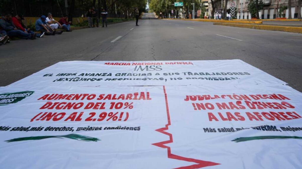 Trabajadores del IMSS liberan Circuito Interior