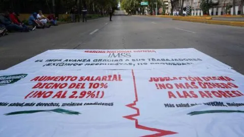 Tras horas de bloqueo, trabajadores del IMSS liberan Circuito Interior; alistan marcha para el 1 de octubre