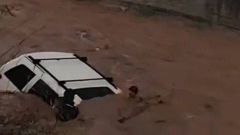 Localizan a tres personas sin vida tras ser arrastradas por la crecida de un arroyo en Guanaceví