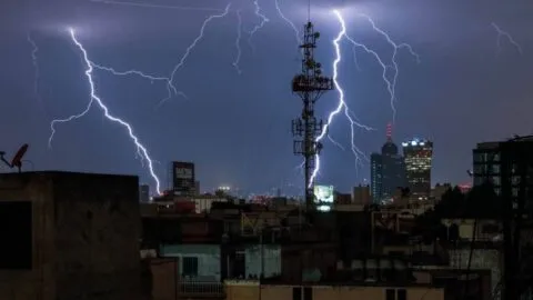 ¡Retumbó toda la CDMX! Fuerte trueno queda grabado en video
