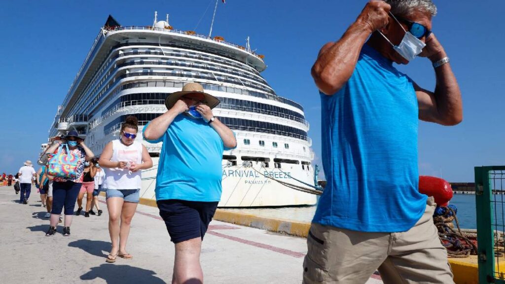 Llegan más turistas a México, pero gastan menos: cae 1.3% la derrama económica