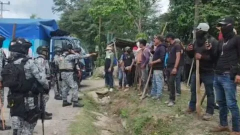 Detención de policías desata bloqueos y quema de patrullas en Quechultenango
