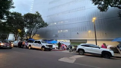Madres buscadoras llevan 15 días en plantón frente a la FGR; denuncian falta de atención y temor por su seguridad