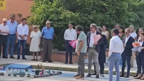 Padre de Claudia Tacoronte llega a Cuautla para dejar ofrenda floral en memoria de la estudiante española