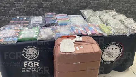 Detienen a persona con 590 cigarrillos y 100 vapeadores con marihuana en aeropuerto de Nuevo León
