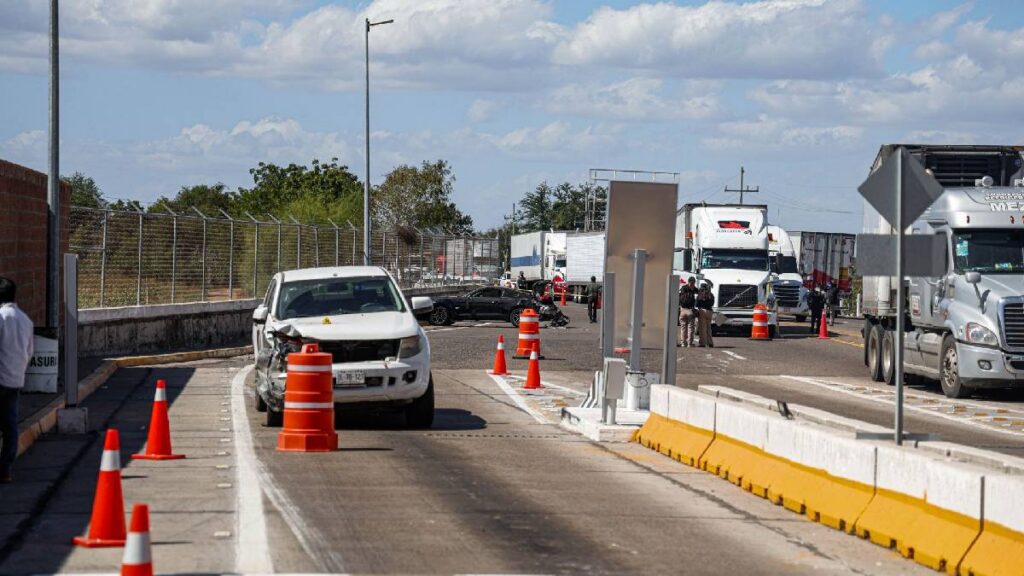 vehículo-queda-al-borde-de-caer-en-la-carretera-federal-a-cuernavaca