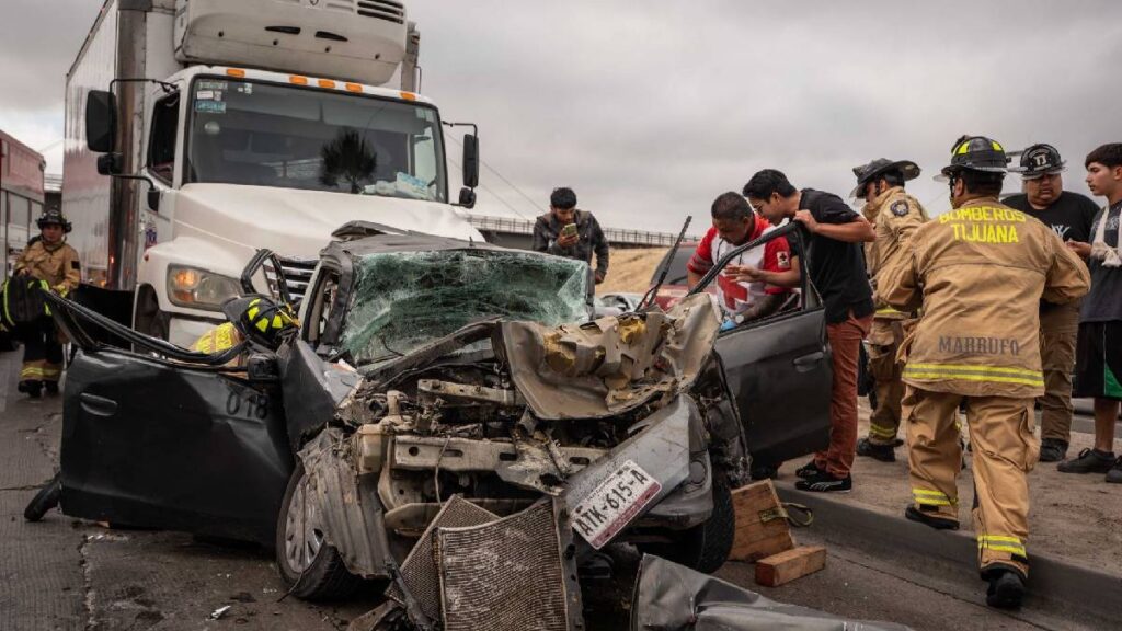video-captan-momento-en-que-camioneta-cae-a-barranco-de-20-metros-en-carretera-tijuana-rosarito