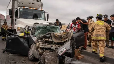 Video del momento en que camioneta cae a barranco de 20 metros en carretera Tijuana-Rosarito