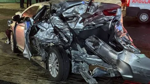 Video inexplicable: carro sale disparado y termina afuera de una casa en Tijuana