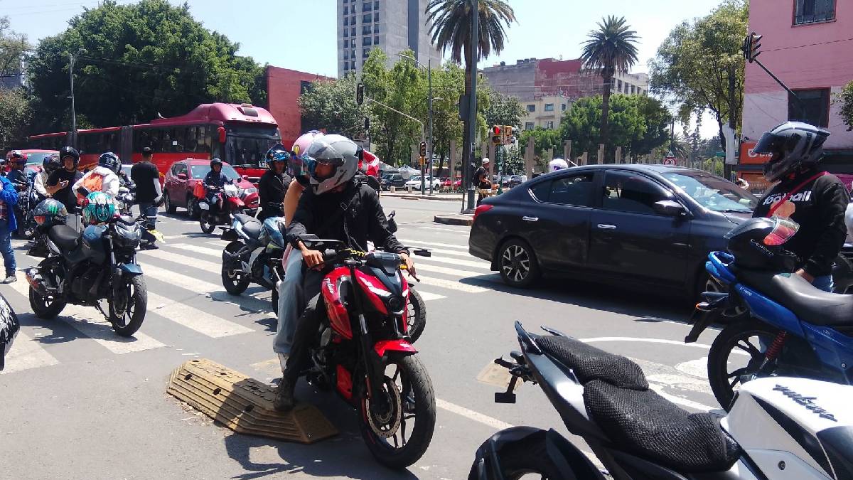 Video: motociclistas lanzan polvo de extintor contra policías de CDMX