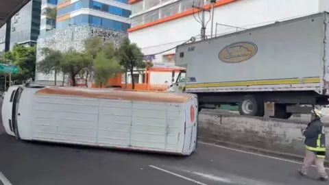 Volcadura de camioneta afecta circulación en Periférico con dirección al sur de la CDMX