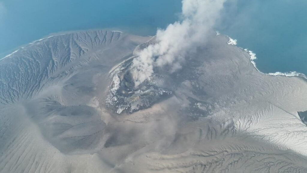 Volcán Anak Krakatau cesa actividad en Indonesia tras 25 horas, pero mantienen cierre de aeropuerto