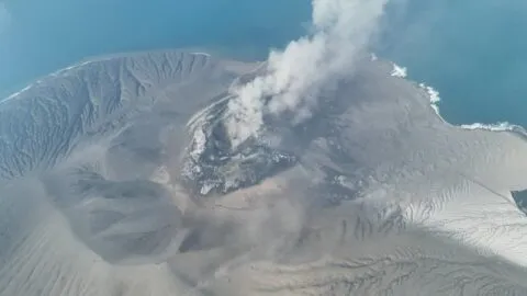 Volcán Anak Krakatau cesa actividad en Indonesia tras 25 horas, pero mantienen cierre de aeropuerto