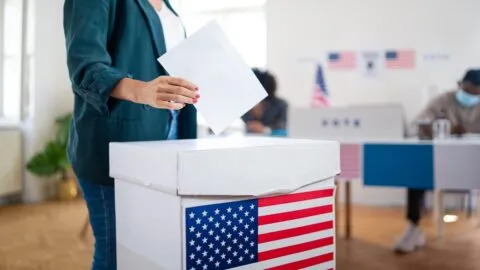 ¿Te pueden obligar a votar solo en inglés? Lo que debes saber antes de las elecciones de 2026
