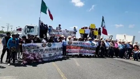 Agricultores de Zacatecas bloquean caseta de Osiris para exigir mejoras para el campo 