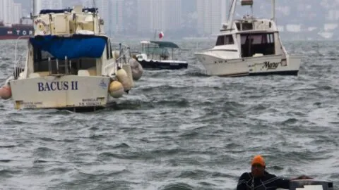 Video: Yate se hunde en Acapulco por el huracán Polo