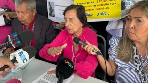 Maestros jubilados protestan en Nuevo León; exigen pago, aumento y atención médica 