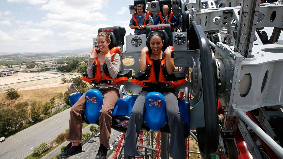 Montañas rusas y cerebro: video revela experiencia extrema de X2 de Six Flags vinculada con daños cerebrales