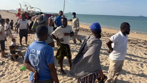 Yemen: combates desplazan a más de 100 mil personas y elevan tensión en Bab el Mandeb