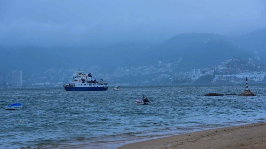 Además de Polo el SMN mantiene en vigilancia una zona de Baja Presión que también provoca lluvias