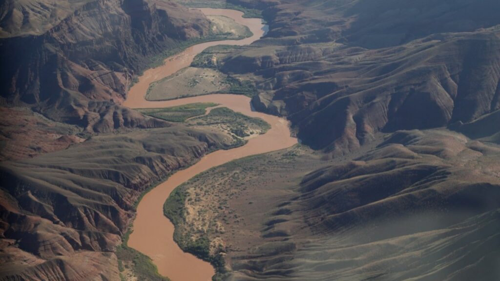 El terreno escarpado del Gran Cañón provocó que el agua se desplazara rápidamente desde las zonas elevadas hacia los estrechos cañones y cauces.