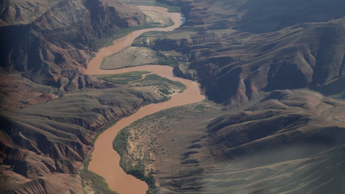 El terreno escarpado del Gran Cañón provocó que el agua se desplazara rápidamente desde las zonas elevadas hacia los estrechos cañones y cauces.
