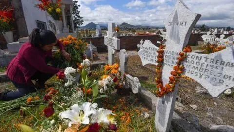 ¿Visitarás un panteón en Día de Muertos en tu estado? Revisa horarios y objetos prohibidos