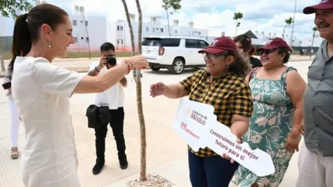 Sheinbaum entrega 432 viviendas del Bienestar y 658 finiquitos de créditos en Yucatán