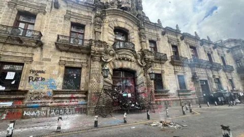 Vandalizan Palacio de Gobierno y reportan incendio en el Congreso de Jalisco tras marcha