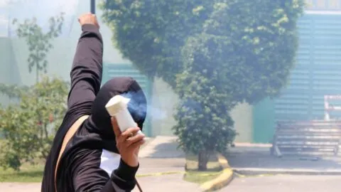 Alertan por presuntas detonaciones y petardos en el Bachilleres 6 de CDMX