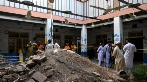 Tragedia en Pakistán: se derrumba techo de colegio y mueren 32 alumnos y una profesora