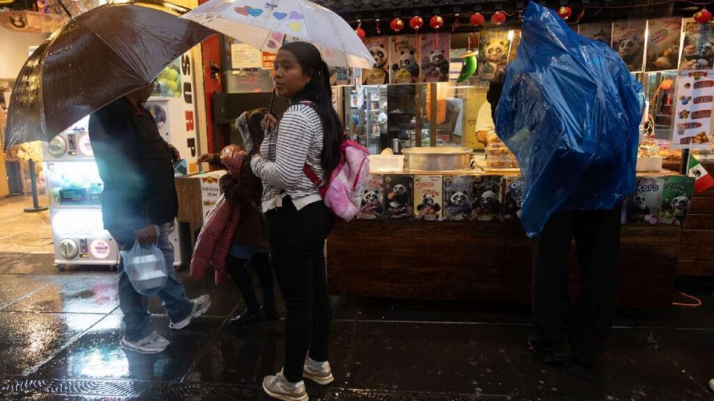 Activan alerta naranja y amarilla en siete alcaldías de CDMX por lluvias
