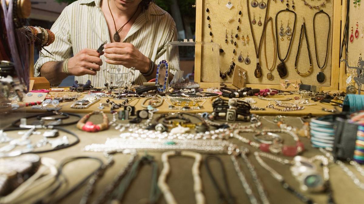 Actor de “La Rosa de Guadalupe” reaparece vendiendo en la calle y critica los sueldos de la industria: “No hay chamba”