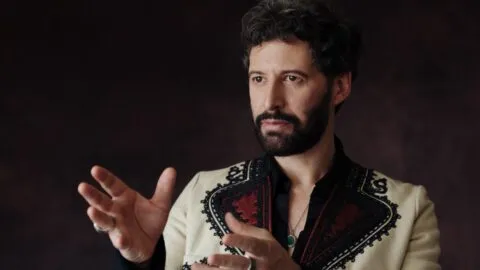 Adanowsky trae a El Ídolo de regreso: “Un verdadero artista no es reemplazable”