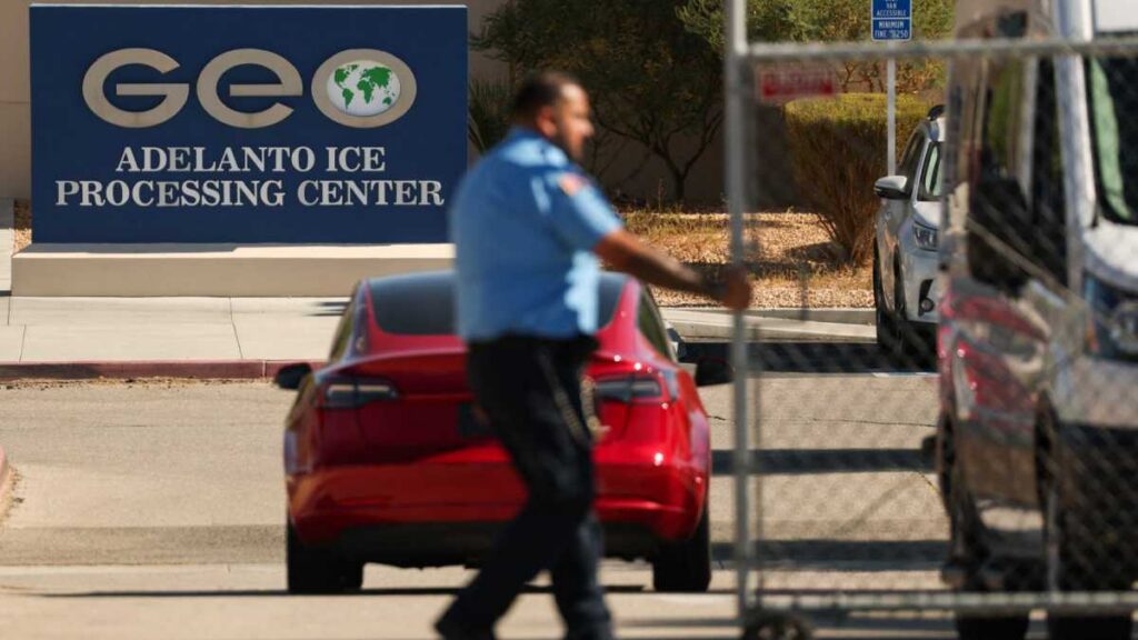 Oficial abriendo la puerta al centro de detención de ICE en Adelanto, California