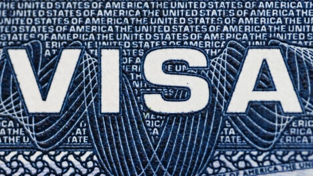 EE. UU. presume cifras de deportaciones y visas revocadas