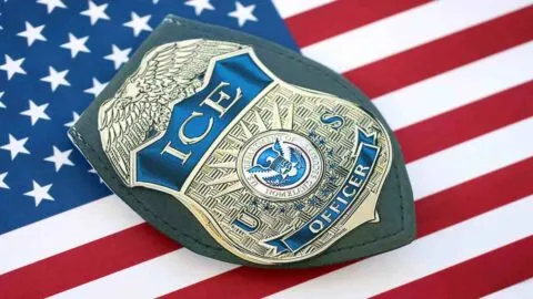 Cómo saber si un agente de ICE es real: credenciales, órdenes y tus derechos