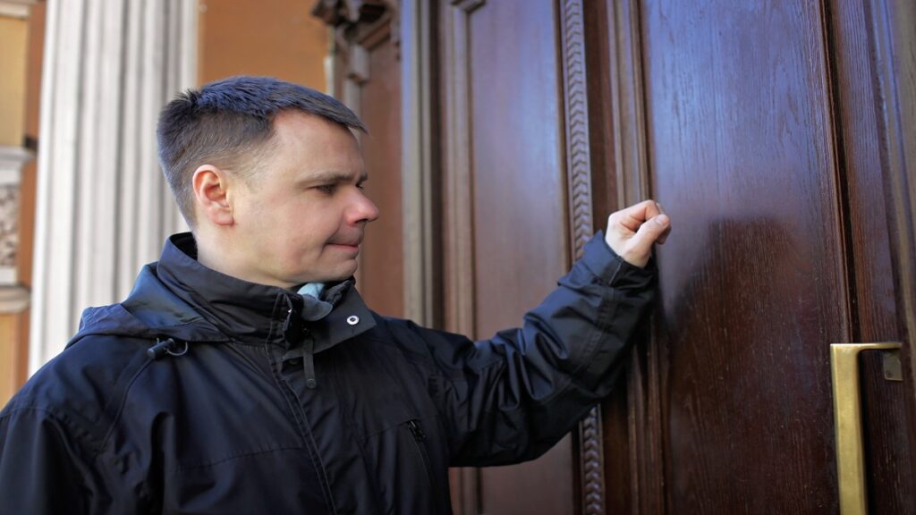 Agente toca la puerta en Estados Unidos