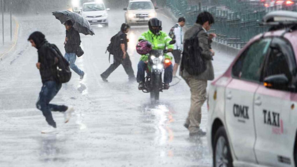 Lluvias en CDMX podrían afectar vuelos en el AICM este jueves; hay Alerta Naranja en varias alcaldías