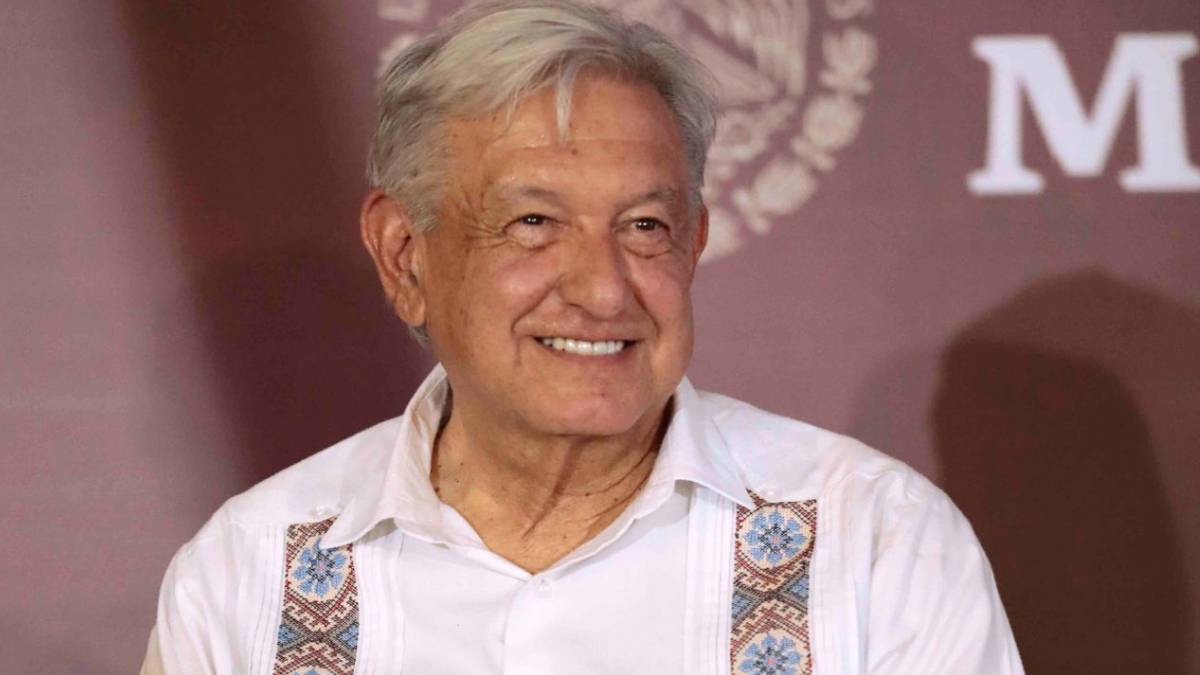 López Obrador reaparece con su libro “Pueblo” y desata críticas